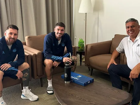 Todo sigue igual: el ritual de "Chiqui" Tapia con dos figuras de la Selección antes de la final del Mundial