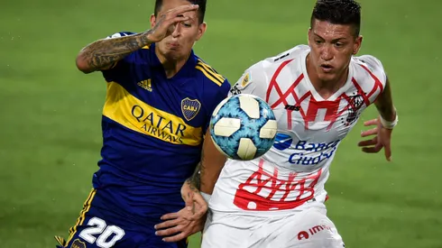 BUENOS AIRES, ARGENTINA - DECEMBER 27: Gaston Avila of Boca Juniors fights for the ball with Lucas Merolla of Huracan during a match between Boca Juniors and Huracan as part of Zona Campeonato of Copa Diego Maradona 2020 at Estadio Alberto J. Armando on December 27, 2020 in Buenos Aires, Argentina. (Photo by Marcelo Endelli/Getty Images)