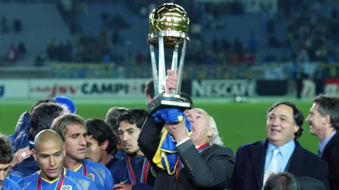 Épocas de gloria: Bianchi levanta la copa tras ganarle al Milan. Foto: Getty.