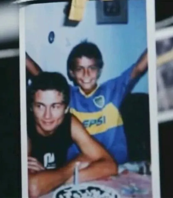 Paulo miraba fútbol con su papá, Adolfo. Una foto de su infancia.
