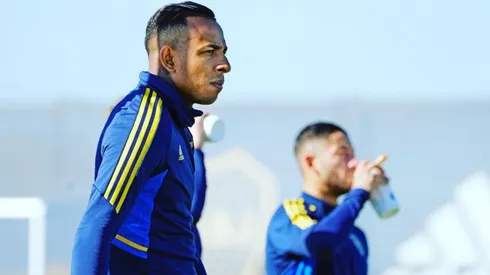 Sebastián Villa, asuente en la práctica de fútbol. (Prensa Boca)