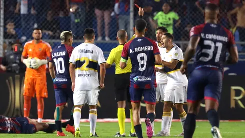 El reclamo de Romero al árbitro del partido. (Getty)