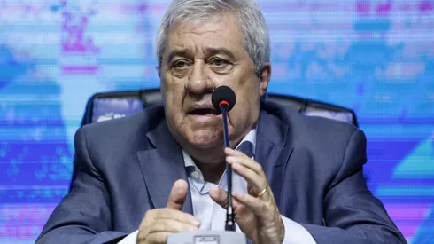 El presidente, atento a la elección del DT. Foto: Prensa CABJ