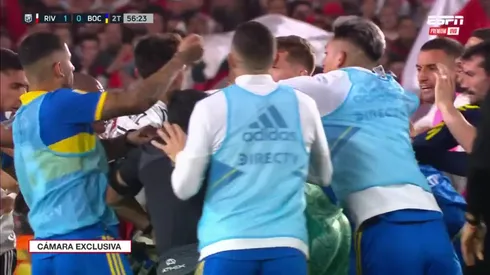 Varela y un manotazo a Enzo Díaz.