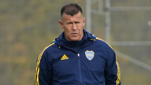 Almirón analiza el armado de la formación. (Prensa CABJ)