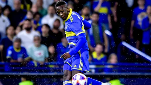 Luis Advíncula, ante Racing. (Getty)