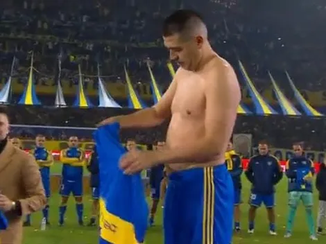 La foto que recorre el mundo: Riquelme se puso la camiseta de Maradona