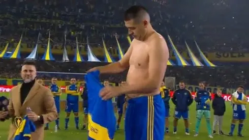 La foto que recorre el mundo: Riquelme se puso la camiseta de Maradona