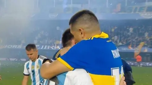 Abrazo entre Messi y Riquelme