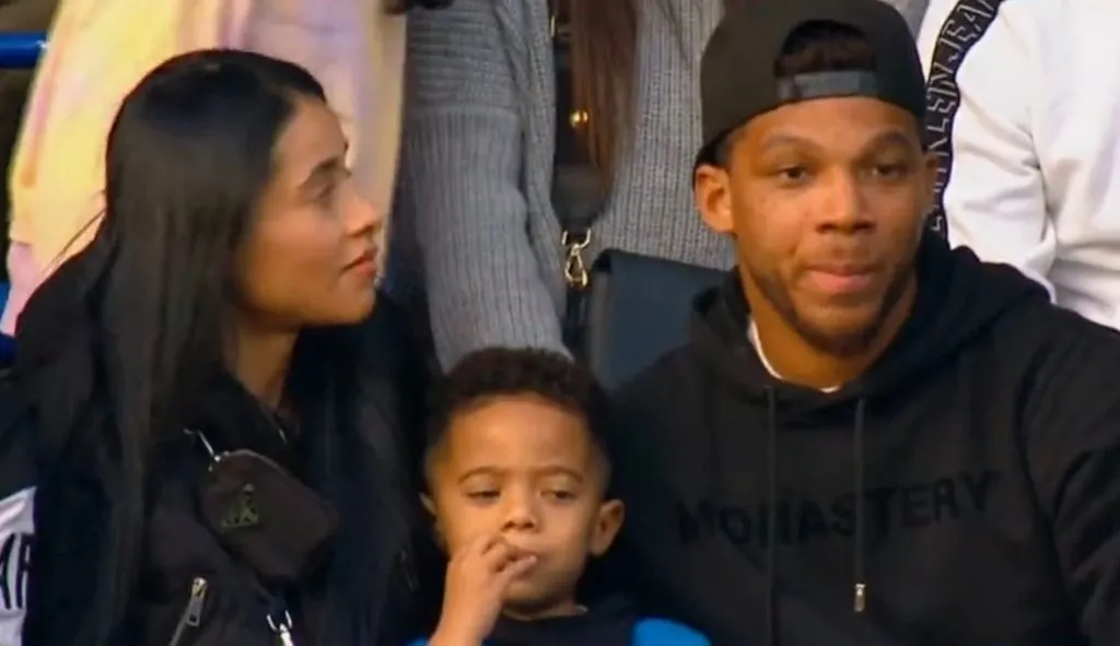 Fabra junto a su familia en la despedida de Riquelme (Imagen TV Pública)