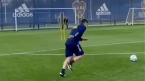 BUENOS AIRES, ARGENTINA - NOVEMBER 20: Luis Vazquez of Boca Juniors celebrates after scoring during a match between Boca Juniors and Sarmiento as part of Torneo Liga Profesional 2021 at Estadio Alberto J. Armando on November 20, 2021 in Buenos Aires, Argentina. (Photo by Daniel Jayo/Getty Images)