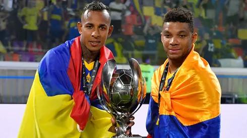 Fabra y Villa, con la Supercopa Argentina (Getty)