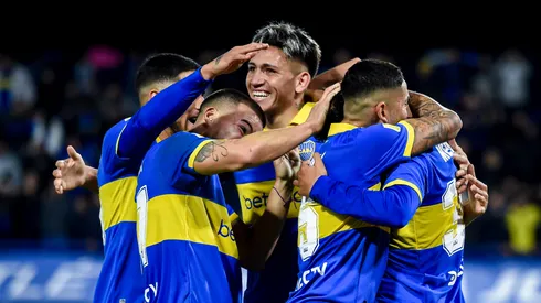 Vázquez sonríe, sus compañeros lo abrazan. Foto: Getty