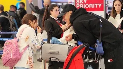 Marcos Rojo en su viaje hacia Estados Unidos junto a su familia.