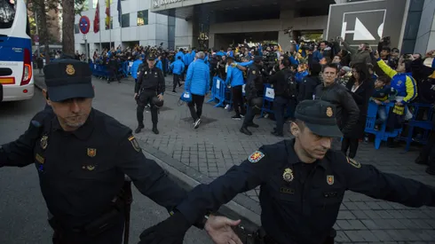 MADRID, SPAIN - DECEMBER 08: Police secures the area as Boca Juniors players arrive to the hotel a day before playing against River Plate in the Copa CONMEBOL Libertadores second leg final outside Eurostars Suites Mirasierra hotel on December 08, 2018 in Madrid, Spain. (Photo by Pablo Blazquez Dominguez/Getty Images)