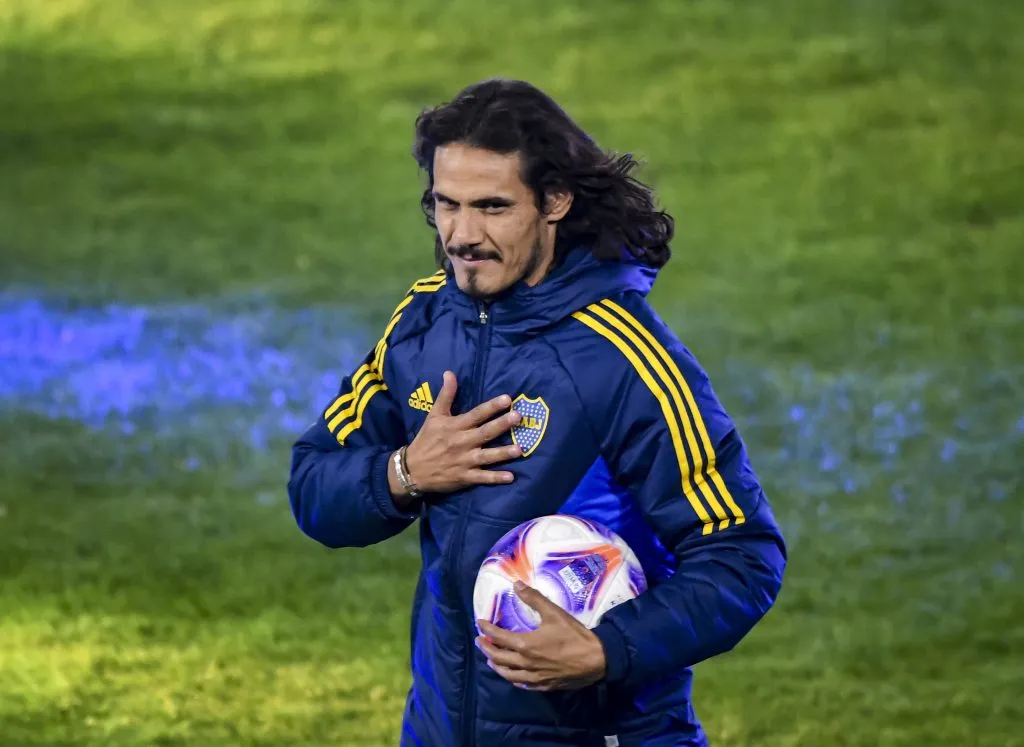 BUENOS AIRES, ARGENTINA – JULY 31: Uruguayan striker Edinson Cavani greets the fans during his unveiling as new player of Boca Juniors at Estadio Alberto J. Armando on July 31, 2023 in Buenos Aires, Argentina. (Photo by Marcelo Endelli/Getty Images)