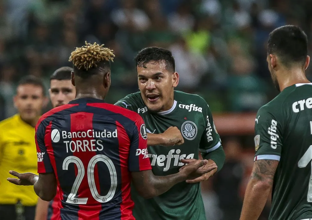 SAO PAULO, BRAZIL – MAY 08: Gustavo Gomez of Palmeiras argues with Gustavo Torres of San Lorenzo during the match between Palmeiras and San Lorenzo as part of  Copa CONMEBOL Libertadores 2019 at Allianz Parque Arena on May 8, 2019 in Sao Paulo, Brazil. (Photo by Ale Cabral/Getty Images)
