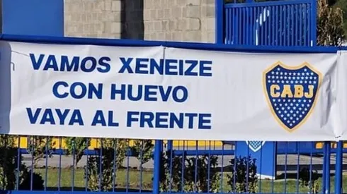 Bandera de los hinchas en Boca Predio antes del cruce con Palmeiras