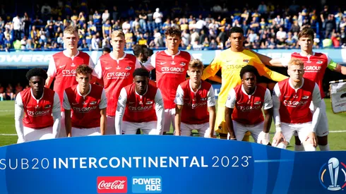 La alegría de un juvenil del AZ Alkmaar por jugar en La Bombonera. (Getty)