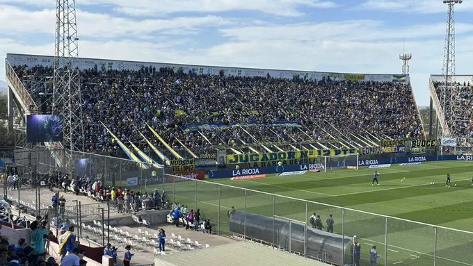 Multitud xeneize en La Rioja. Foto: @EmilianoRaddi