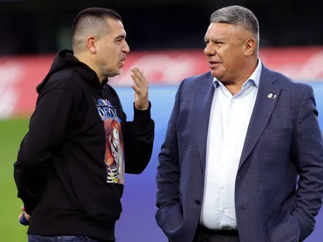 El regalo que Riquelme le dio al Chiqui Tapia durante el partido del Sub 20