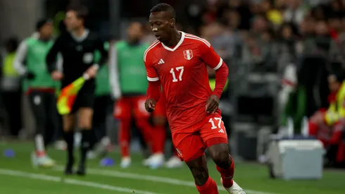 Los hinchas festejaron un hecho relacionado con Advíncula. Foto: Getty.