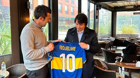 Luis Figo con la camiseta de Juan Román Riquelme