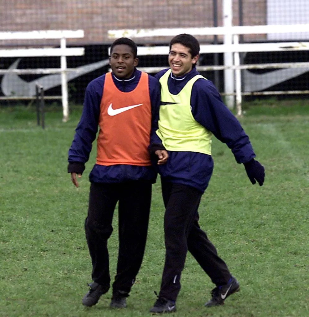 Jorginho Paulista en un entrenamiento de Boca junto a Juan Román Riquelme. (Captura)
