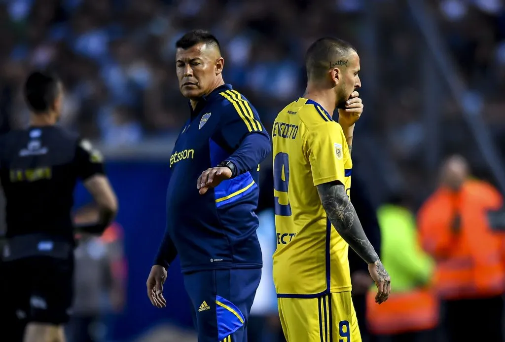 Darío Benedetto siendo reemplazado vs. Racing (Getty Images)