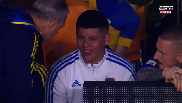 Marcos Rojo demostrando gestos de dolor. (Captura)