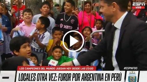 Los hinchas peruanos apoyan a Boca para la final.