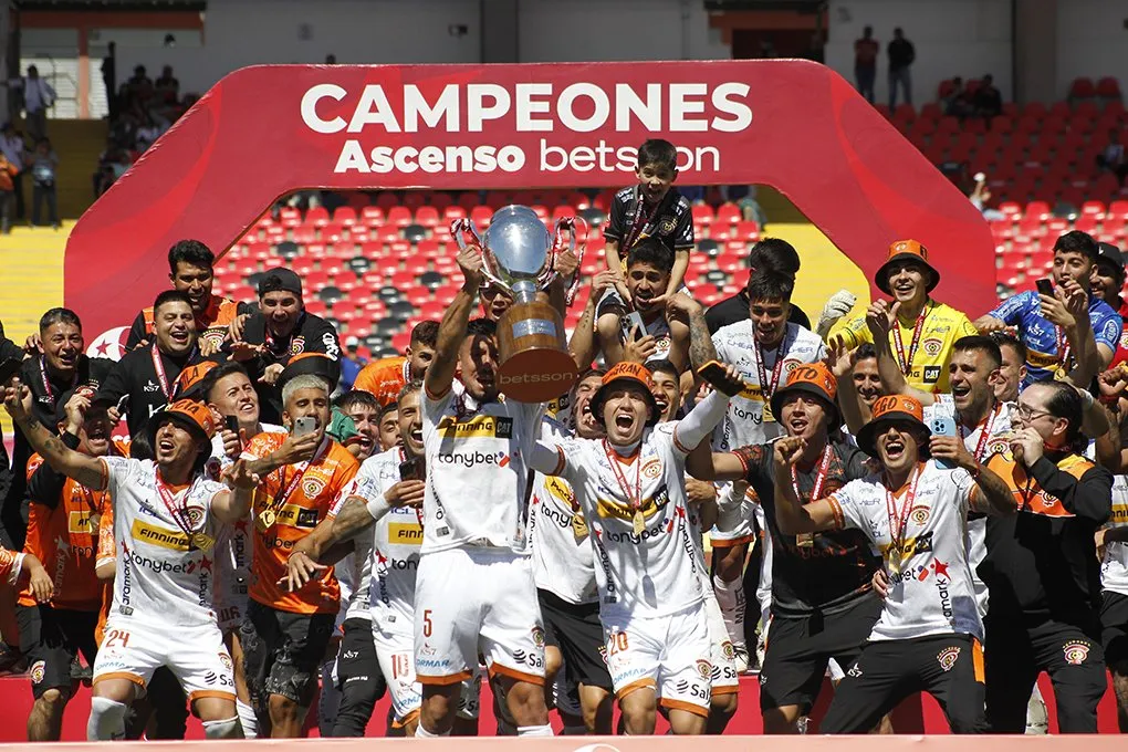 Cobreloa volvió a Primera en Chile y coincide con la primera consagración de Boca en Libertadores. Foto: Cobreloa Oficial