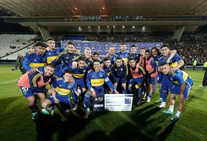 El plantel de Boca tras la clasificación a semifinales de Copa Argentina. (@BocaJrsOficial)