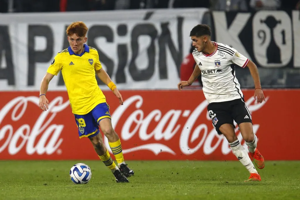 Valentín Barco con la pelota en el partido contra Colo Colo. (Getty)
