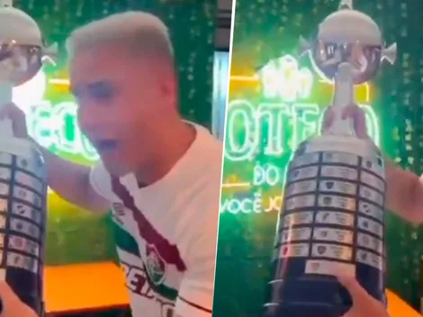 VIDEO | Ya se creen campeones: un hincha de Fluminense modificó el trofeo de la Copa Libertadores