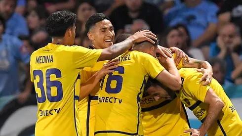 Los jugadores se abrazan tras uno de los goles en Córdoba (Getty)