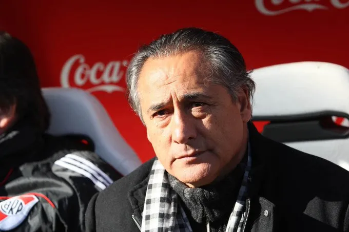 Juan José López como entreandor de River en 2011. (Prensa River)