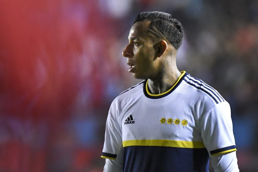 Sebastián Villa disputando uno de sus últimos encuentros con la camiseta de Boca. (Getty)