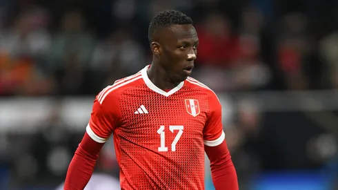 Advíncula, suspendido en Perúi y a disposición para jugar Copa Argentina. Foto: Getty