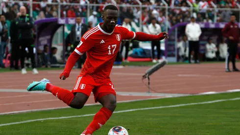 Luis Advíncula llegó al límite de amarillas con Perú y volverá a Argentina. (Getty)