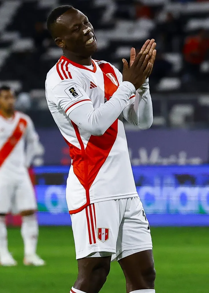 Luis Advíncula llegó al límite de amarillas con la Selección de Perú. (Getty)