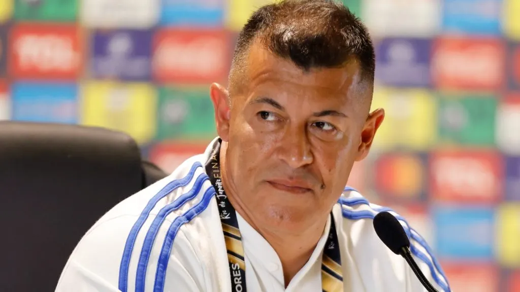 Jorge Almirón no fue acompañado por ningún jugador tras la derrota. Foto: Getty