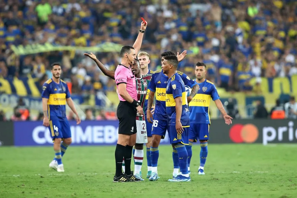 Wilmar Roldán le muestra la roja a Frank Fabra y Boca se queda con uno menos (Getty)