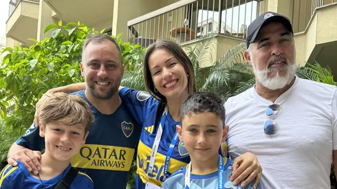 Pampita junto a Benjamín, fanático de Boca