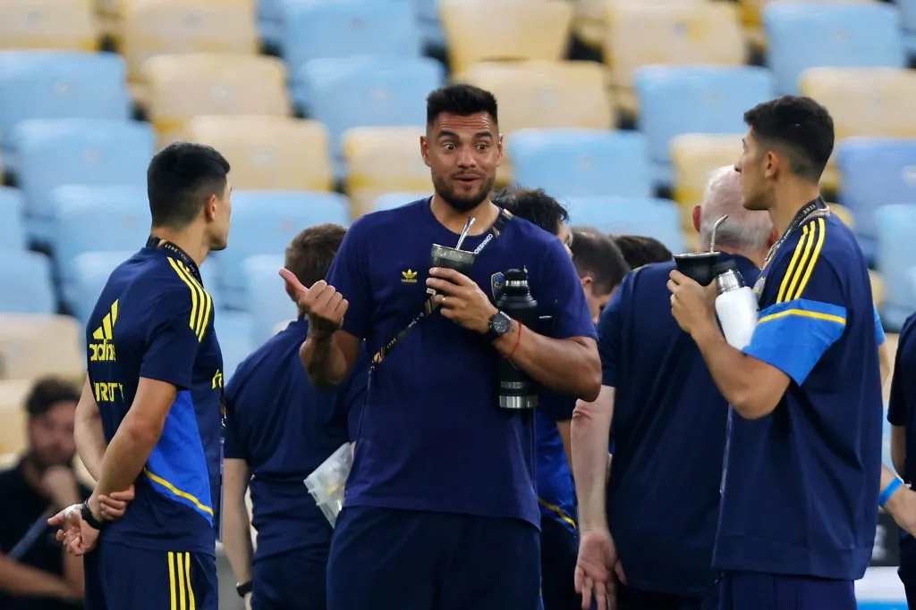Sergio Romero en el reconomiento del campo de juego (Getty Images)