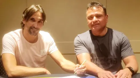 Martínez junto a Delgado en el momento de la firma. Foto: Prensa CABJ