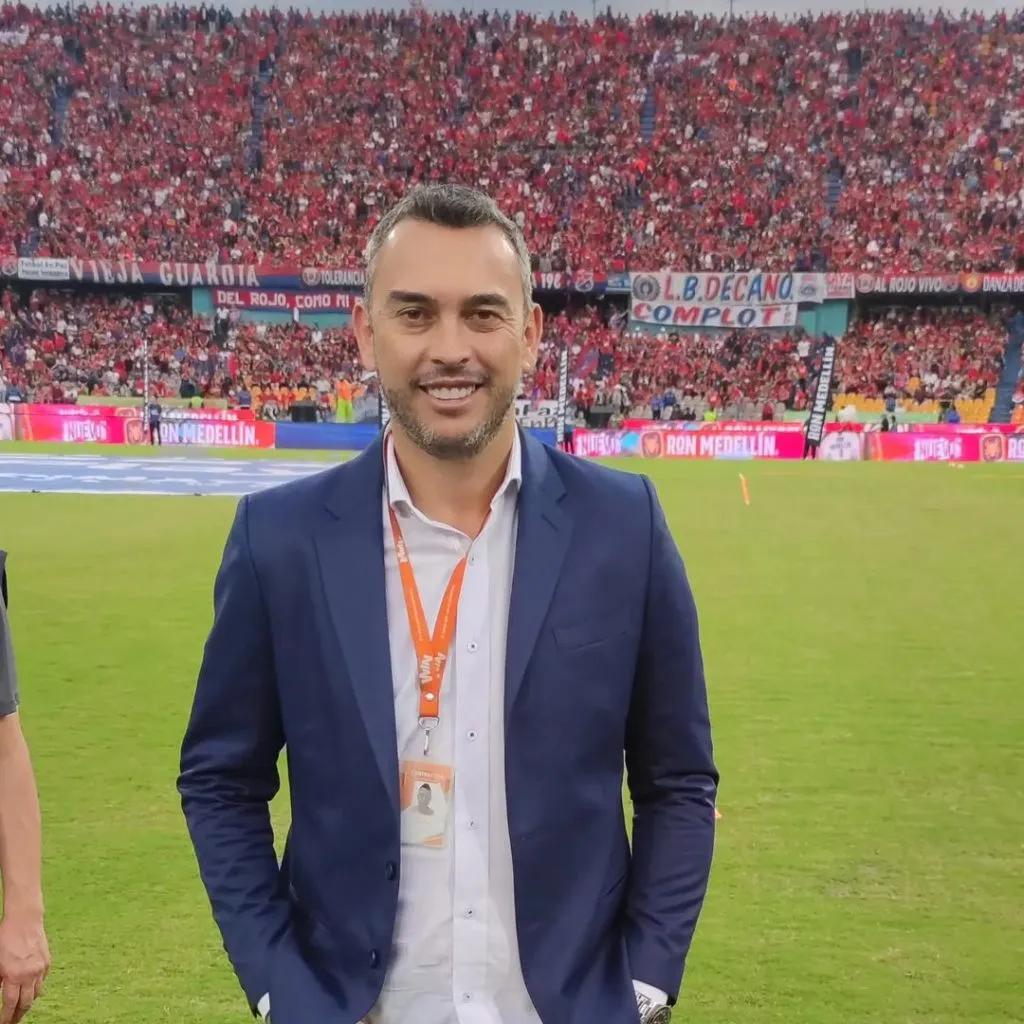 El exfutbolista colombiano Julián Téllez es presentador de la cadena Win Sports.