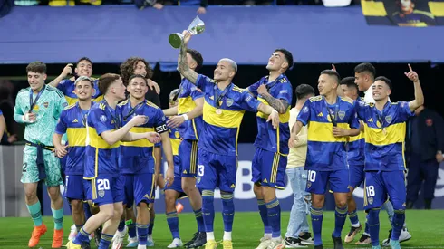Boca ayudó a un joven de las inferiores. (Getty)