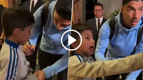 Luis Suárez se sorprendió con un pequeño hincha de Boca. (Captura D Sports)