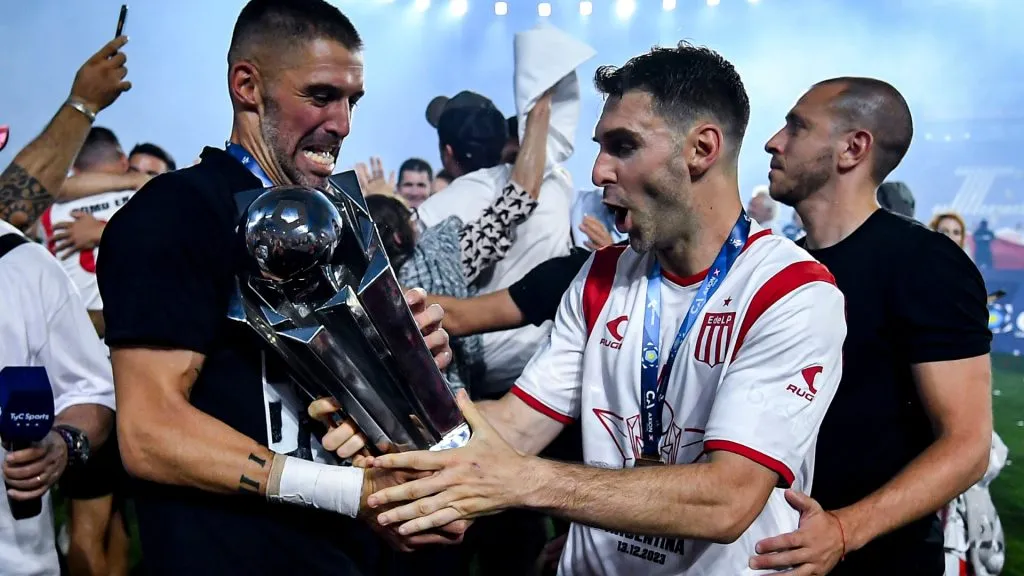 Boselli y Andújar sostienen la Copa Argentina. (Getty)